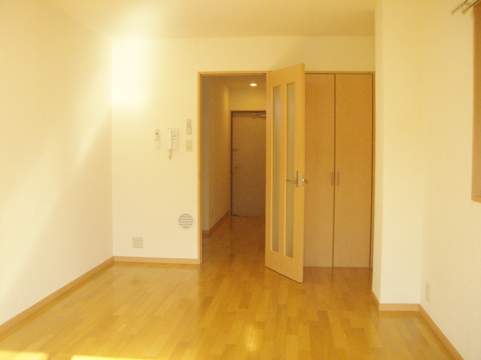 Living and room. Spacious 10-quires Western-style