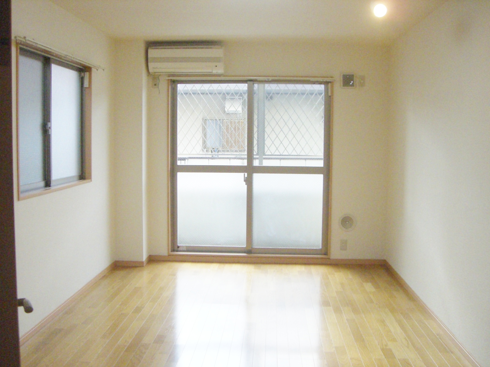 Living and room. Spacious 10-quires Western-style