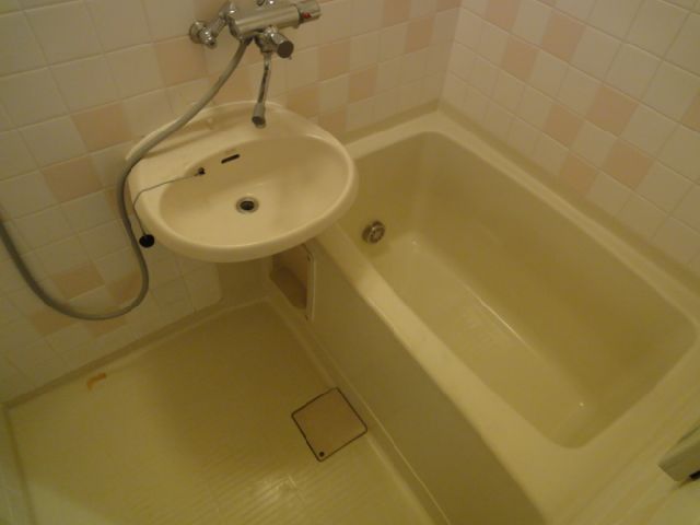 Bath. Mortar is a pretty full of pink and white tile. 