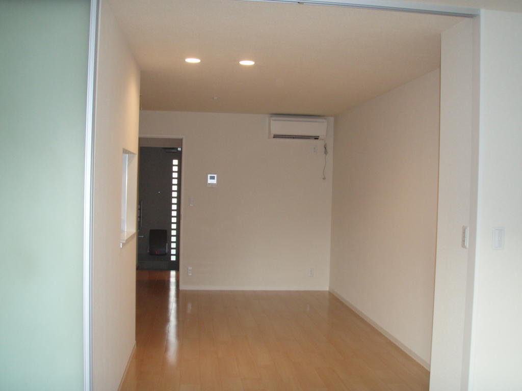 Living and room. Between the kitchen and Western-style, Translucent sliding door