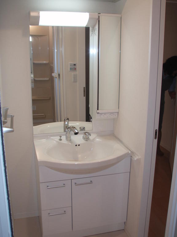 Washroom. Independent wash basin