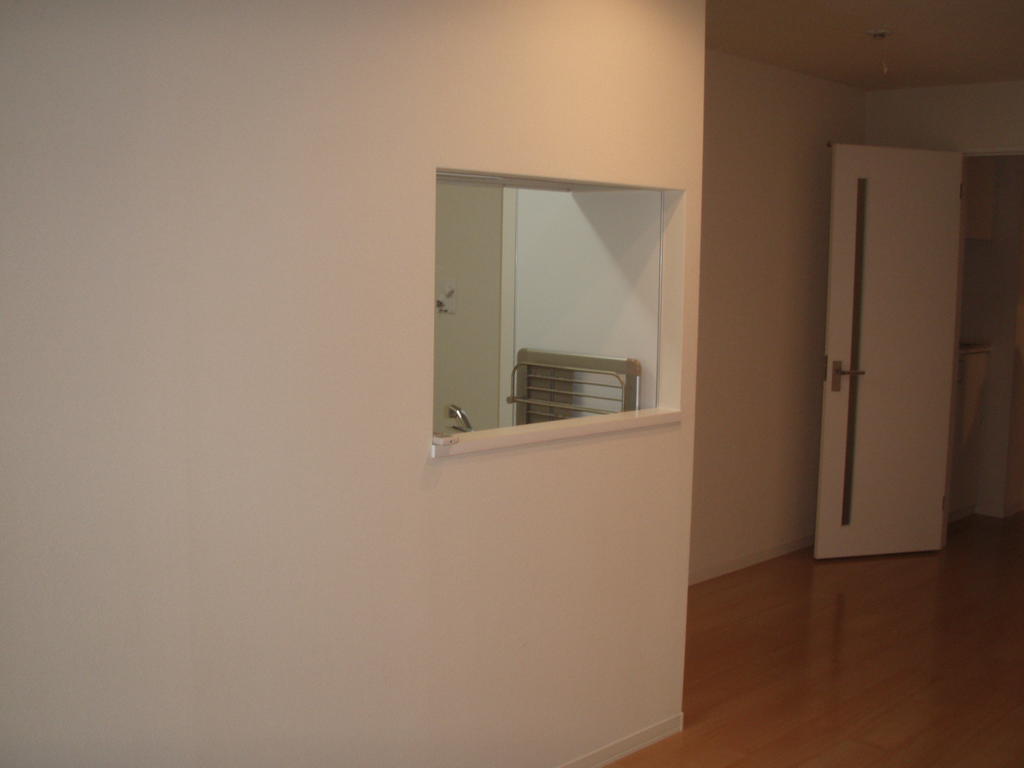 Living and room. Nozoke will flow from the Pledge LDK12. 