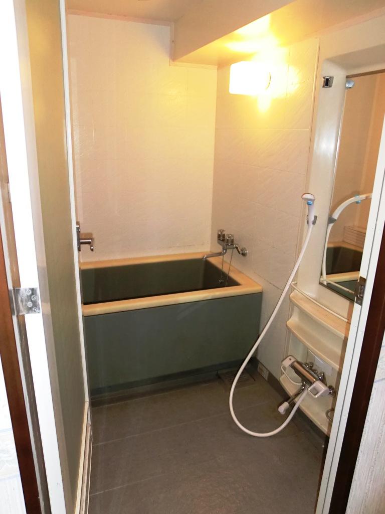 Bathroom. Indoor (10 May 2013) Shooting