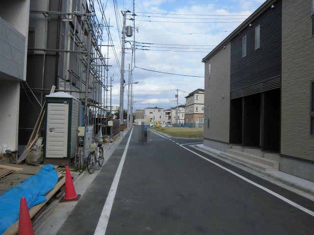 Local photos, including front road. It is a front road
