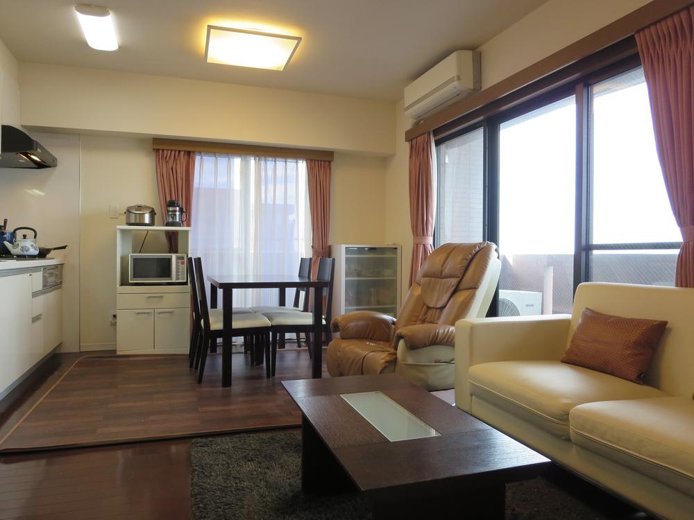 Living. Heisei full renovation in June 2009! Bright living room of the two-sided lighting