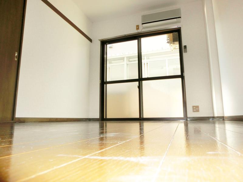 Living and room. Spacious living room.