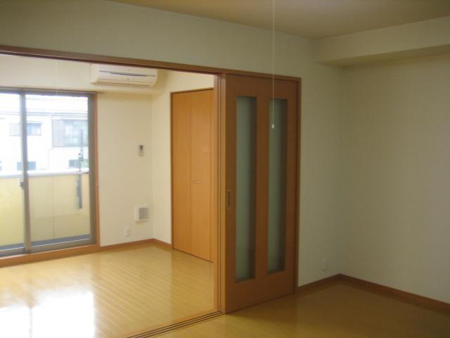 Living and room. Western-style (the same type)