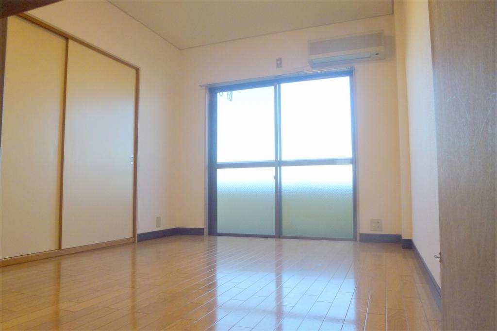 Living and room. Western-style 6 Pledge