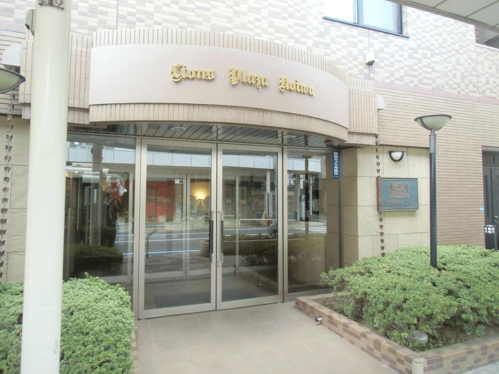 Entrance. ■ Auto-lock with the entrance of the peace of mind Common areas