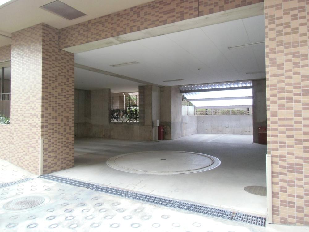 Other.  ■ On-site flat parking [Sky there]