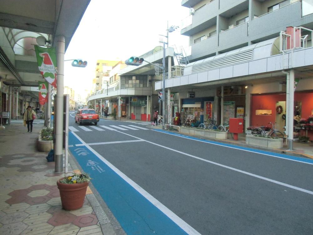 Streets around. ■ The building front is good shopping at the Flower Road (shopping street)