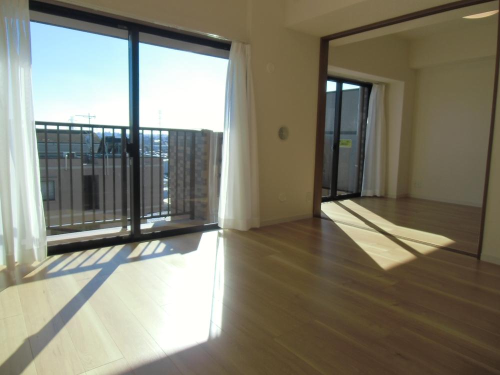 Living. ■ South-facing bright living dining ■ New interior renovated