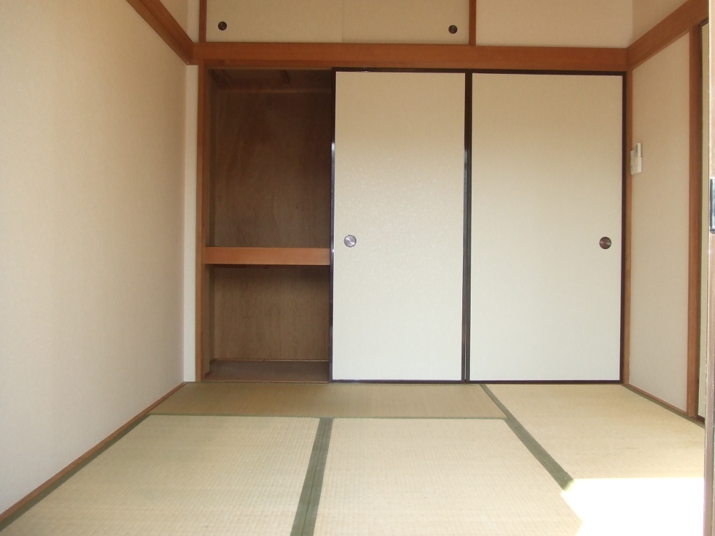Living and room. Closet-conditioned Japanese-style room with a storage capacity
