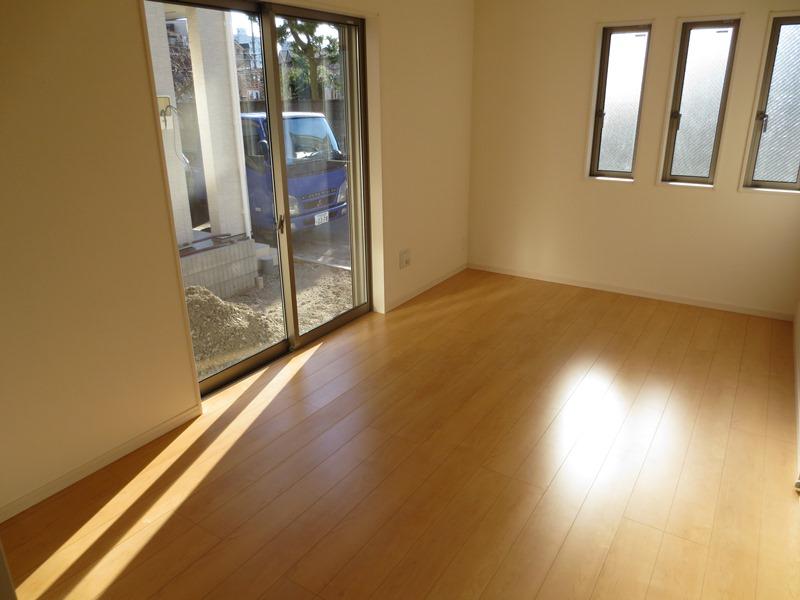 Non-living room. It is bright from the first floor. 1 Building 1 Kaiyoshitsu