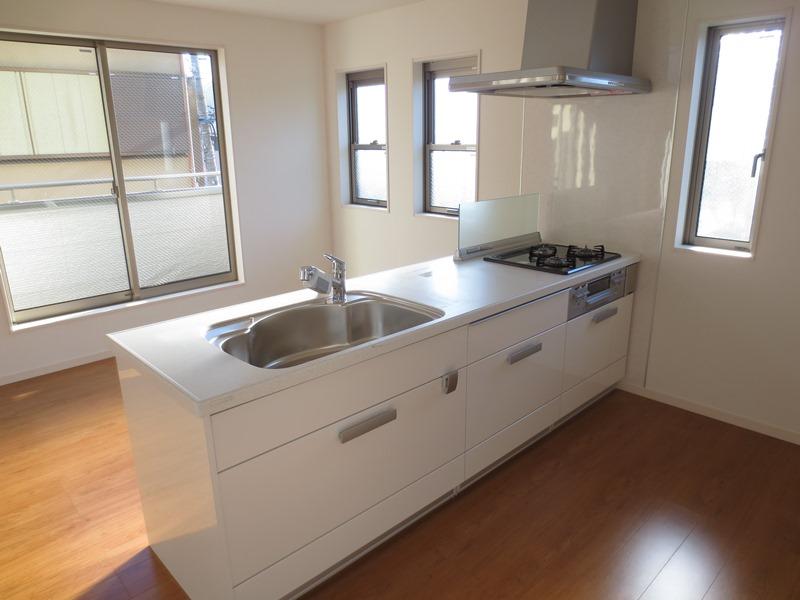 Kitchen. Full of sense of openness kitchen. It becomes a design to capture the light from the outside. Building 2 Kitchen