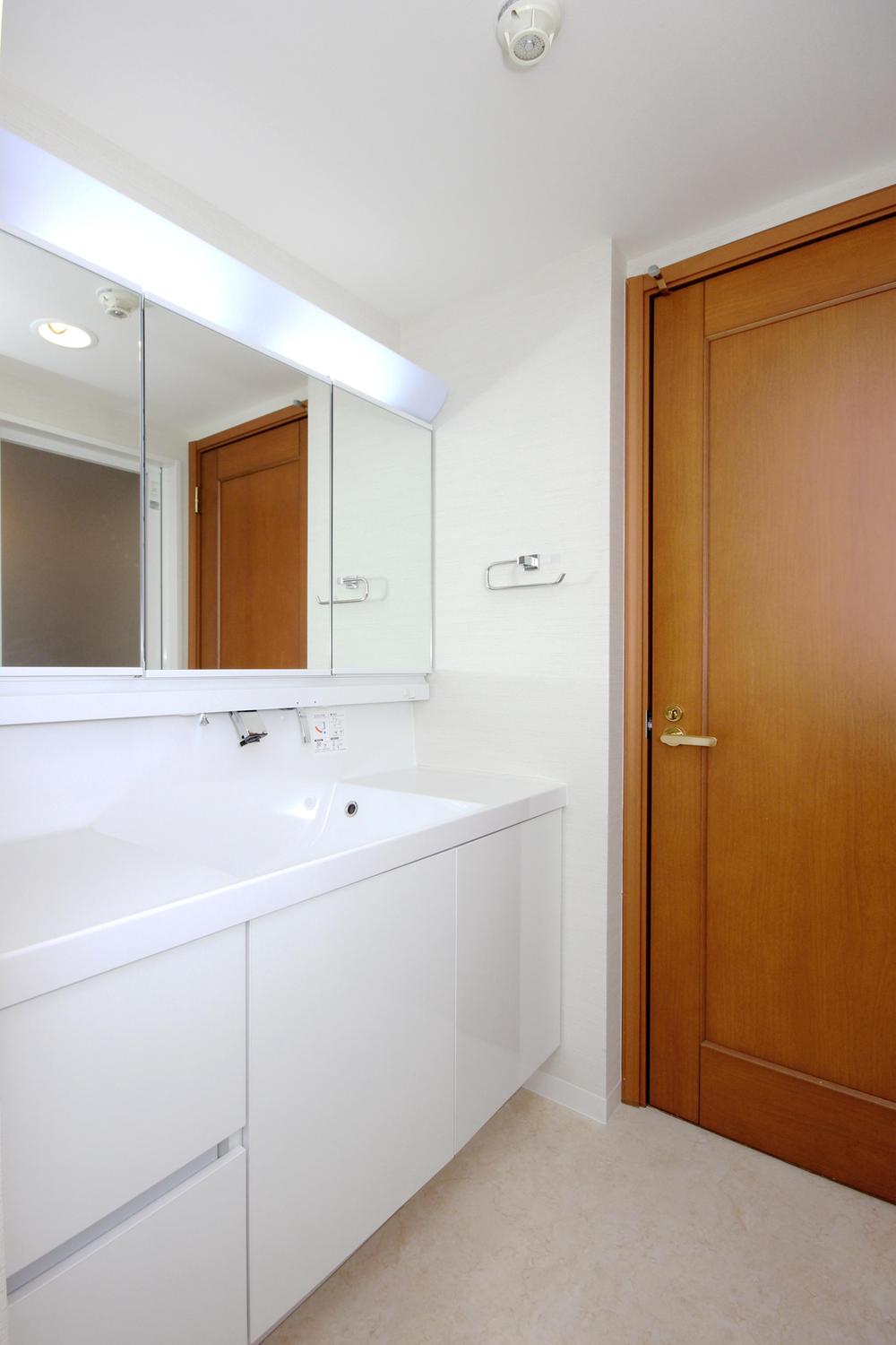 Wash basin, toilet. Bathroom vanity There is also a washing machine Storage