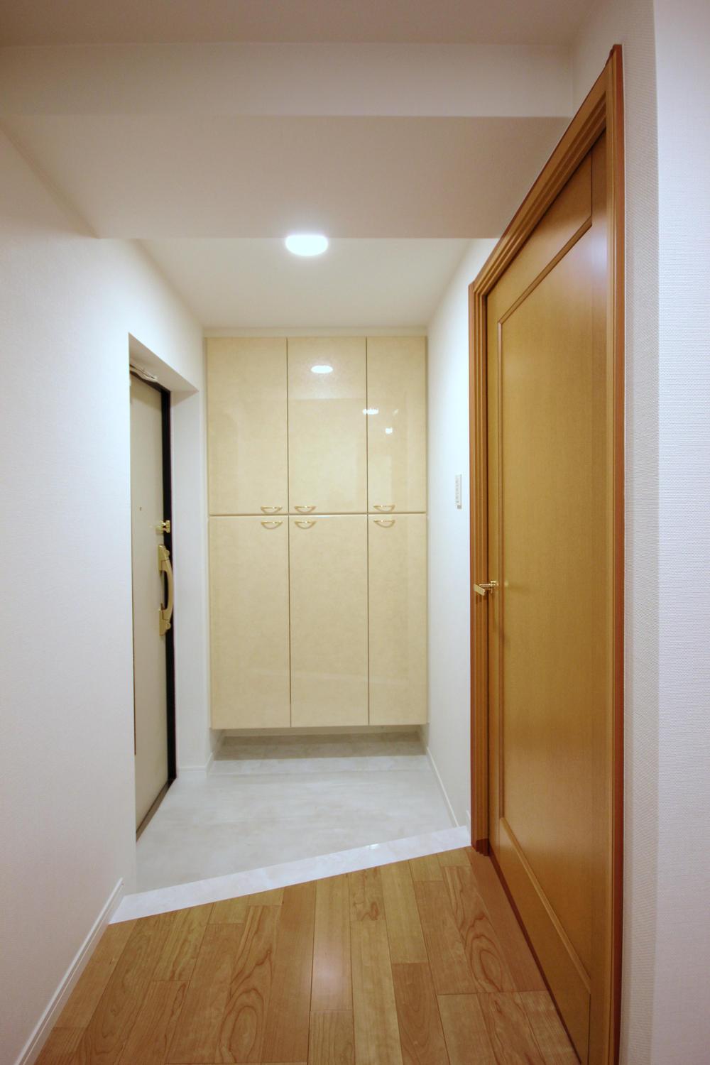 Entrance. Storage rich entrance