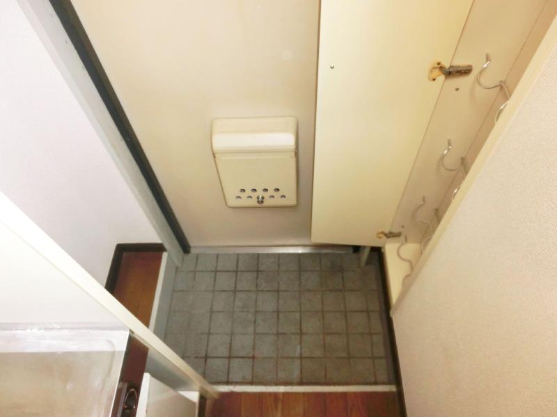 Entrance. State of the entrance. There is also a shoe box.