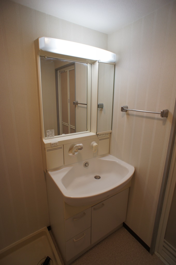 Washroom. Independent wash basin