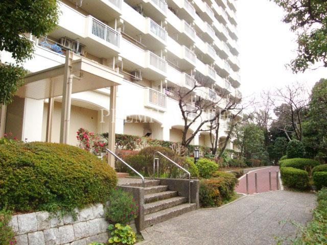 Entrance. Green is full of entrance before