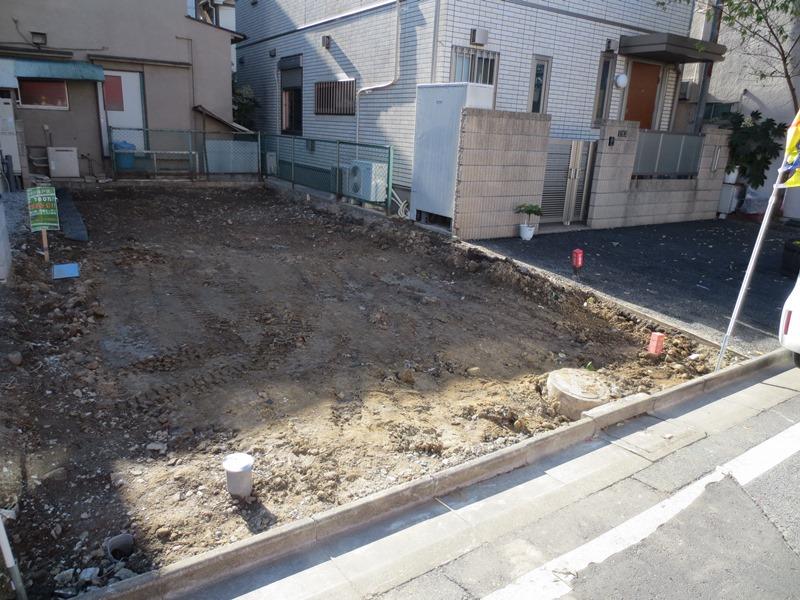 It is shaping land. Station 3 minutes.  Local (12 May 2013) Shooting