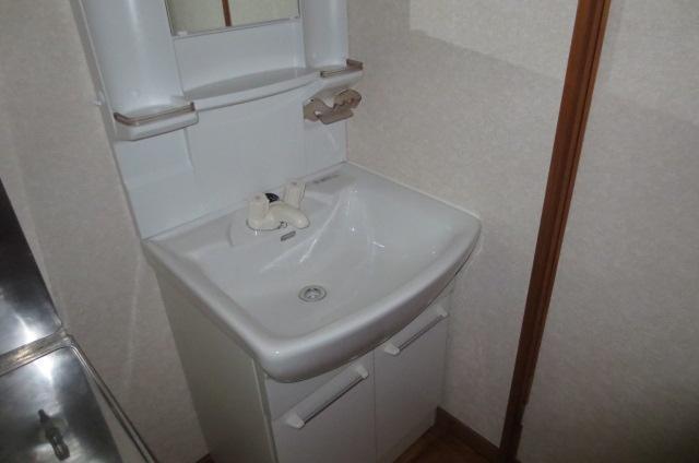 Washroom. Independent wash basin