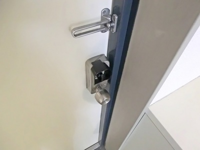 Entrance. High crime prevention box-shaped key! 