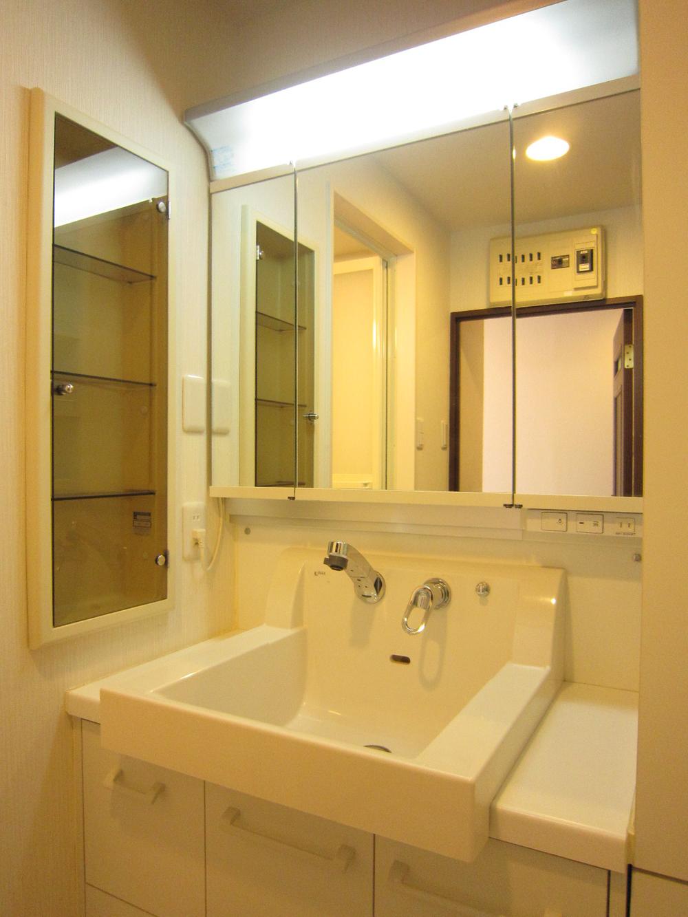 Wash basin, toilet. Indoor (11 May 2013) Shooting