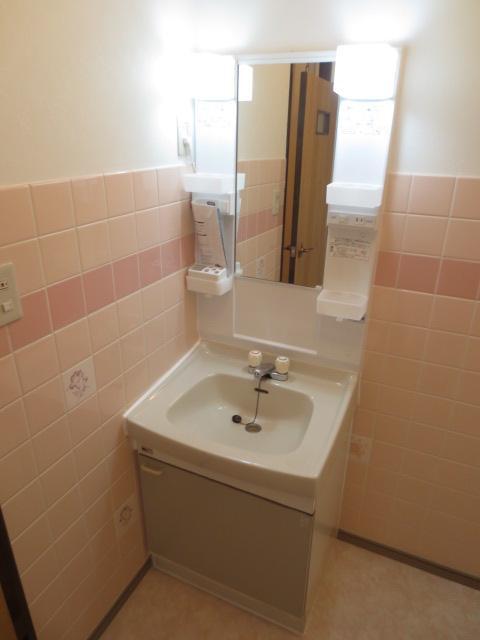 Washroom. Independent wash basin