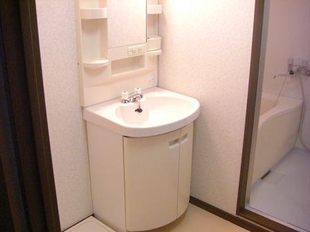 Bath. Popular independent wash basin & dressing room with space