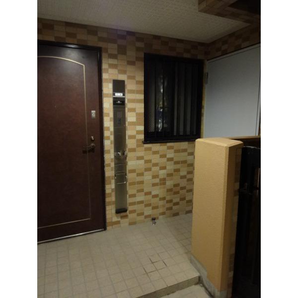 Other introspection. Entrance porch and trunk room