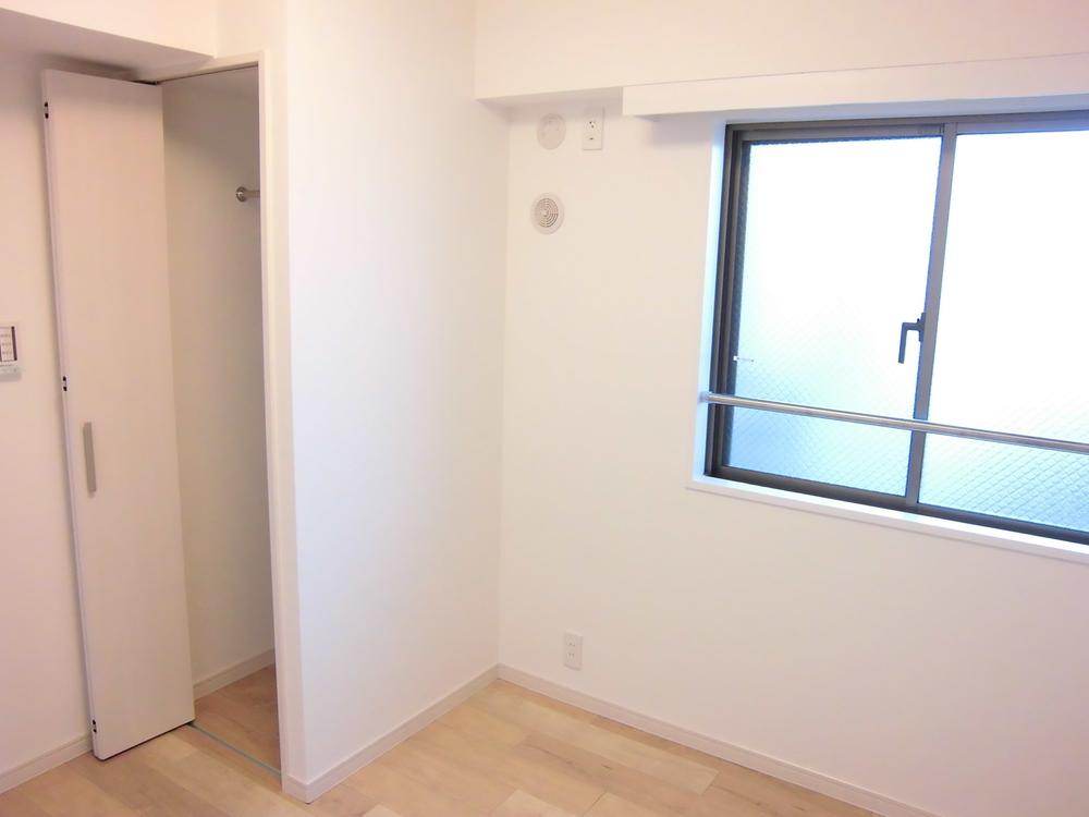 Non-living room. Western is