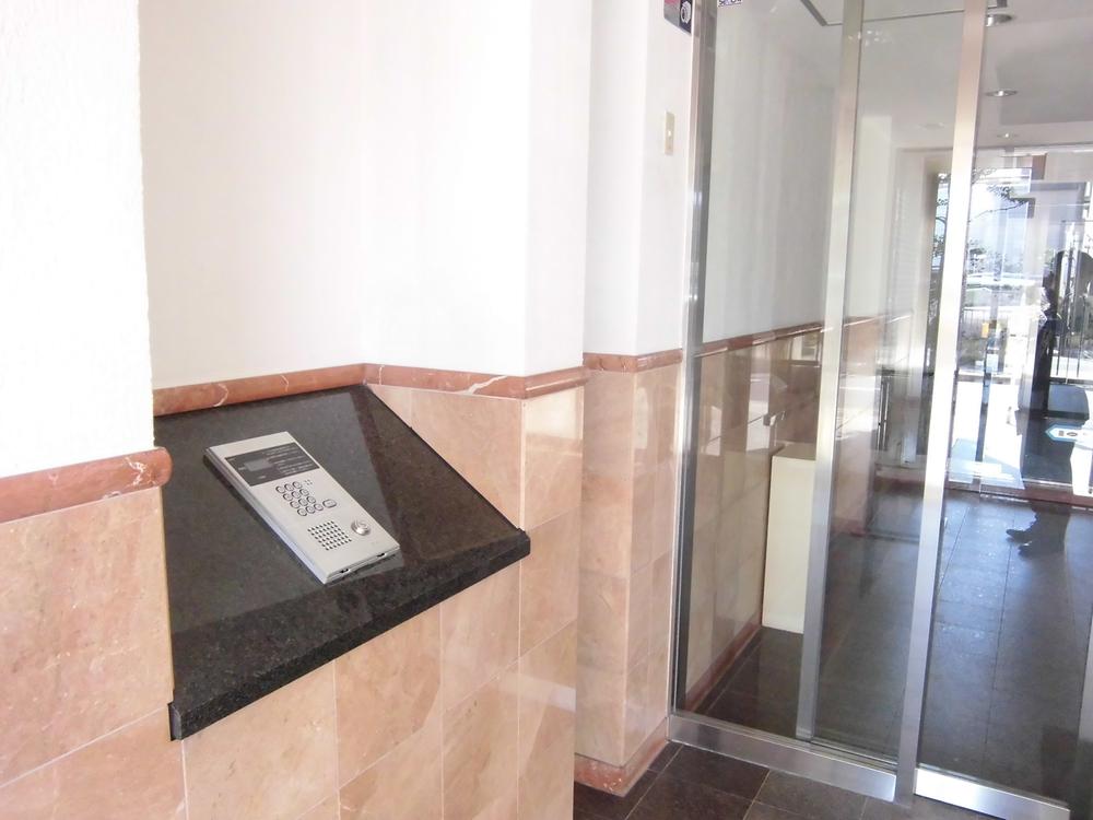 Entrance. Auto is a lock