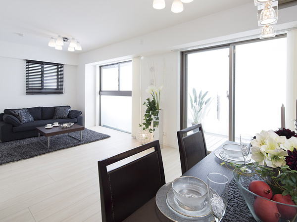 Living.  [living ・ dining] Breathe the rich breath to life, Quality of life stage, Me wrapped moments of family in kindness, There is such a space can be found here. Color vividly beautiful city life, In sophisticated functional beauty, Design with increased comfort, A new life, It creates a space suitable to a new lifestyle. (Photo partition the took select plan (application deadline have all models Room E type of Western-style (3) ・ Shooting free of charge) in October 2013. Also, Some paid options and furniture ・ It is included furniture etc., It is not included in the sale price)