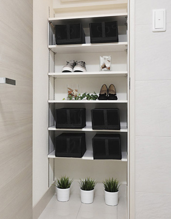 Receipt.  [Shoes-in closet] Keep refreshing the entrance around to organize, such as to the smart family everyone's shoes. (Except for some type)