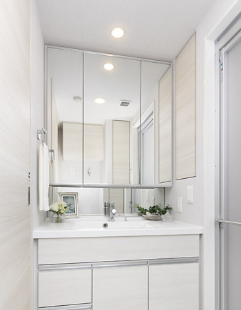 Bathing-wash room.  [Powder Room] The back of the wide triple mirror, It was provided with a storage space of the cabinet type. You can organize the clutter around basin with abundant storage capacity.