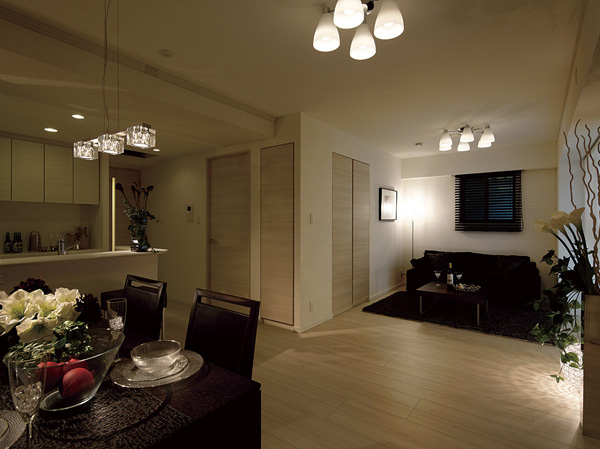 Room and equipment. Color vividly beautiful city life, In sophisticated functional beauty, Design with increased comfort, A new life, It creates a space suitable to a new lifestyle. (living ・ dining / Model Room E type of Western-style (3) partition the took select plan of (application deadline Yes ・ Shooting free of charge) in October 2013. Also, Some paid options and furniture ・ It is included furniture etc., It is not included in the sale price)