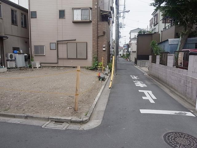 Local photos, including front road. Shinozaki park walk 1 minute