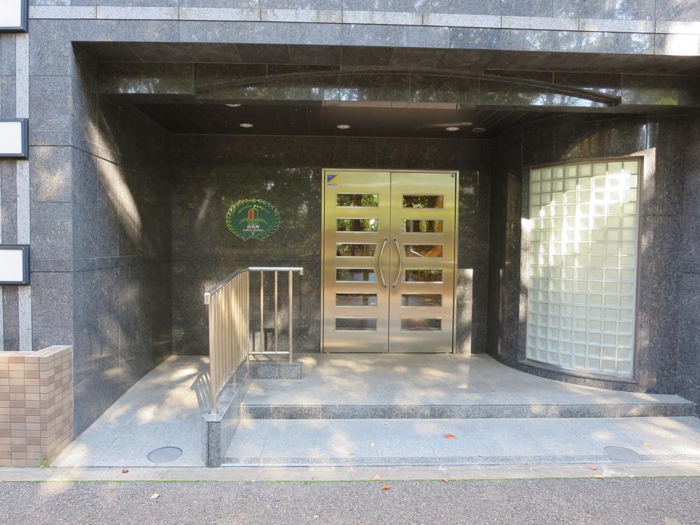 Entrance. Common areas