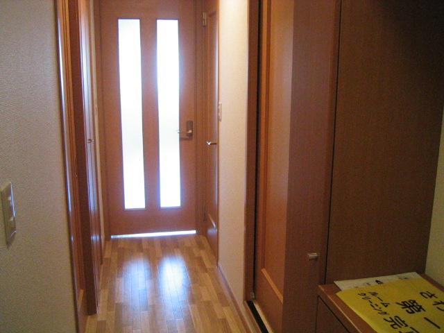 Other room space. Entrance hallway