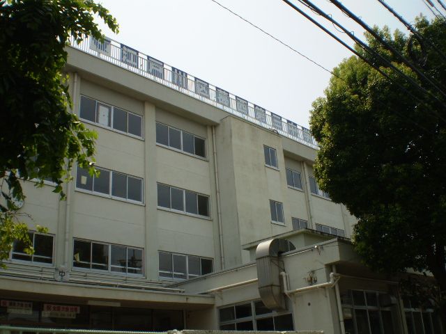 Junior high school. Municipal Kasai third junior high school (junior high school) up to 410m