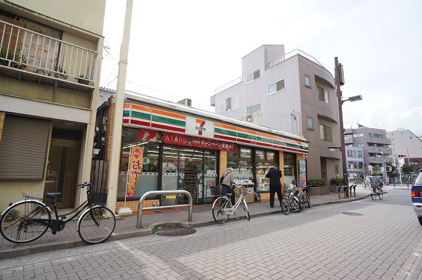 Convenience store. 500m to Seven-Eleven (convenience store)
