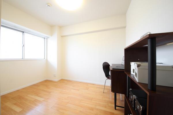 Non-living room. Local (10 May 2013) Shooting