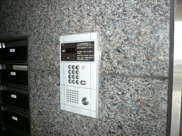 Security. Auto-lock entrance ☆