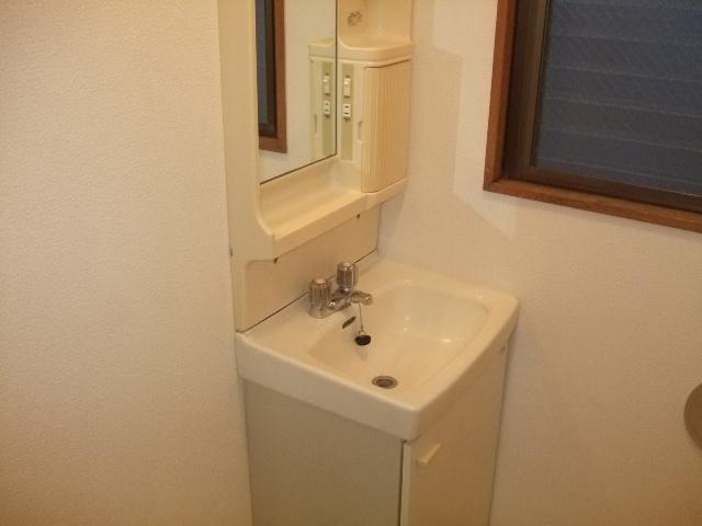 Washroom. Independent wash basin