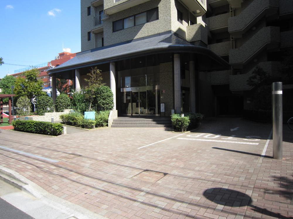 Entrance. Common areas