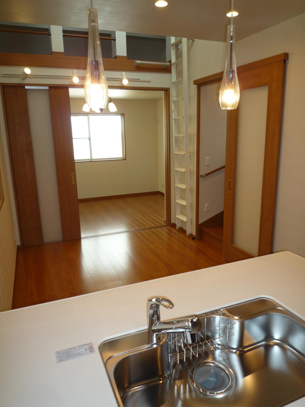 Living. Indoor (September 2013) Shooting A vaulted ceiling living room is open and, Up to 18 Pledge of the LDK by use in conjunction with Tsuzukiai. With floor heating