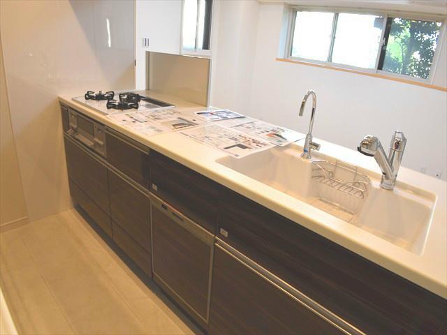 Kitchen. Washing happy with the dishwasher