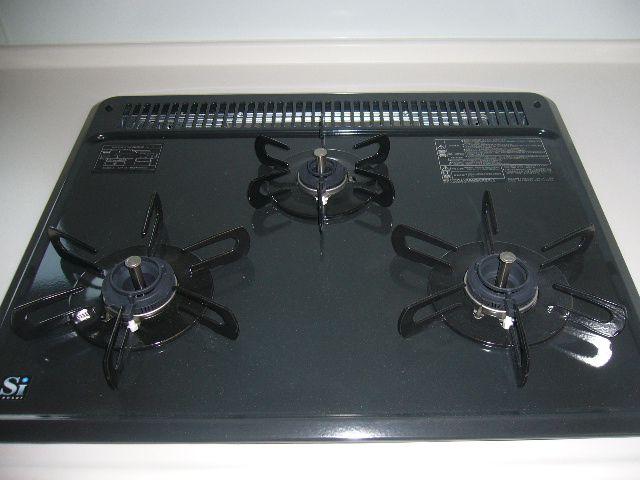 Kitchen. 3-neck gas stove