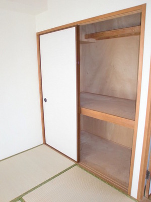 Receipt. Type closet is housed in the Japanese-style room
